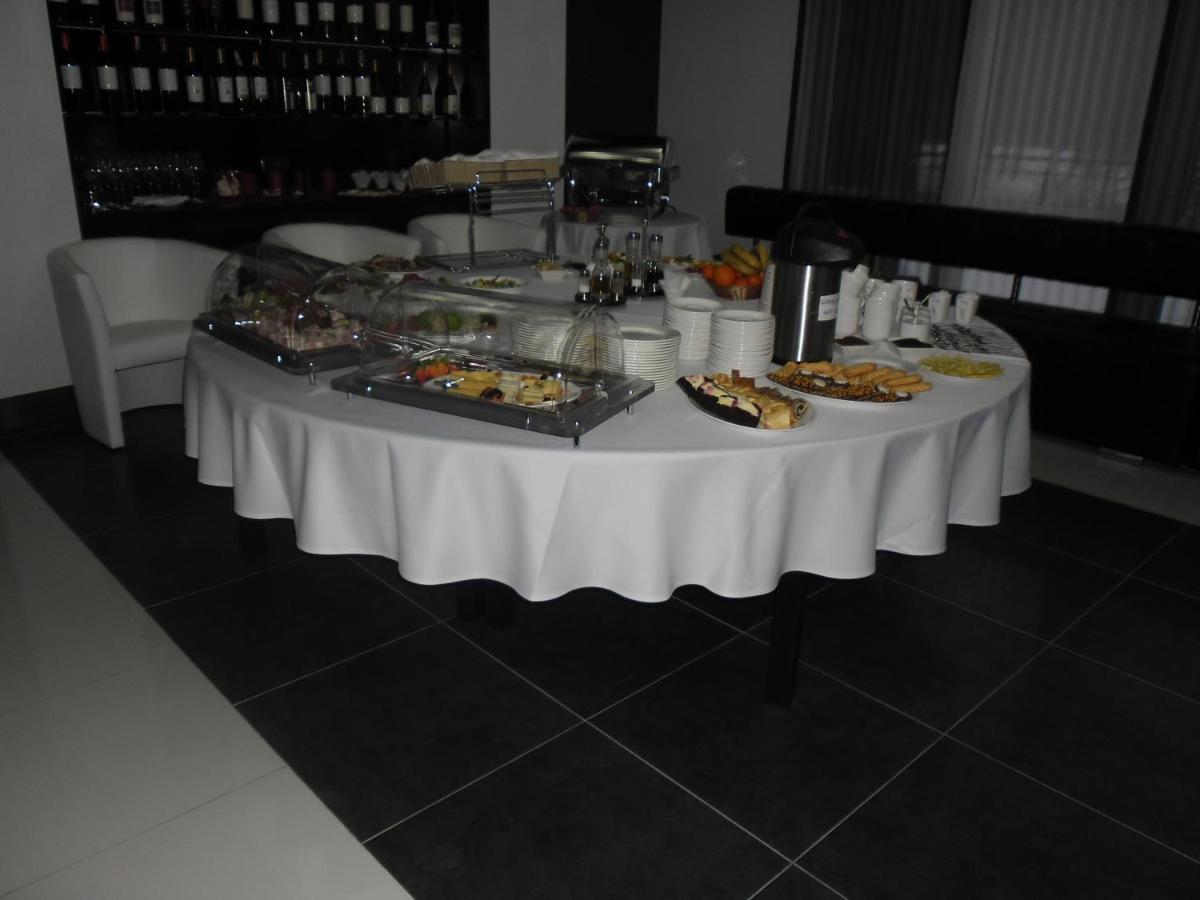 Hotel Grafit Kostomloty Pierwsze Екстер'єр фото