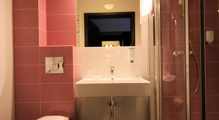 Hotel Grafit Kostomloty Pierwsze Екстер'єр фото