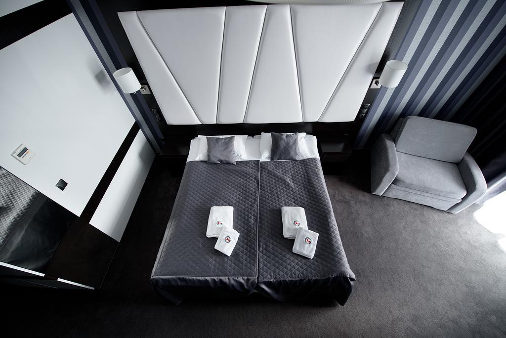 Hotel Grafit Kostomloty Pierwsze Екстер'єр фото