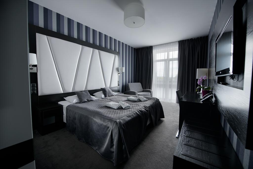 Hotel Grafit Kostomloty Pierwsze Екстер'єр фото