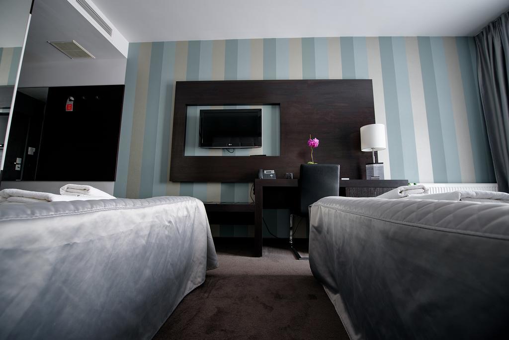Hotel Grafit Kostomloty Pierwsze Екстер'єр фото