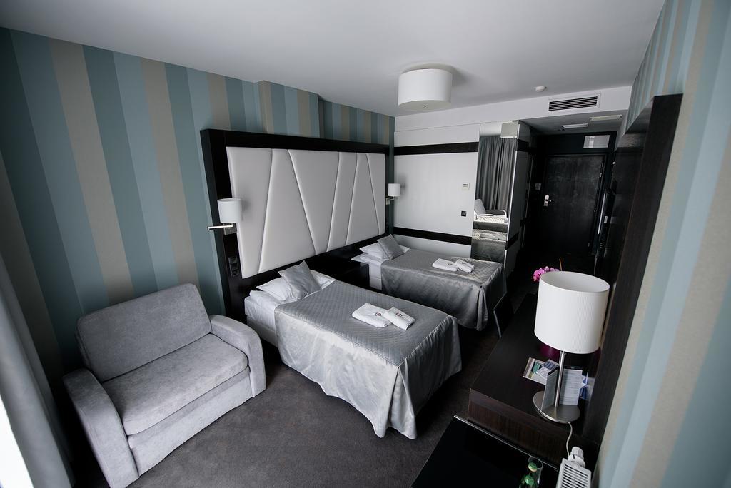 Hotel Grafit Kostomloty Pierwsze Екстер'єр фото