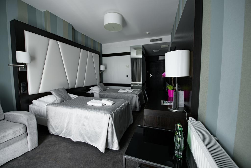 Hotel Grafit Kostomloty Pierwsze Екстер'єр фото