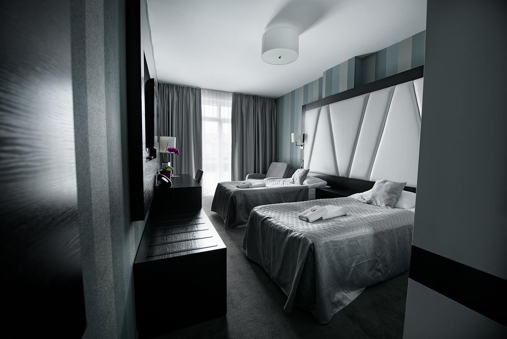 Hotel Grafit Kostomloty Pierwsze Екстер'єр фото