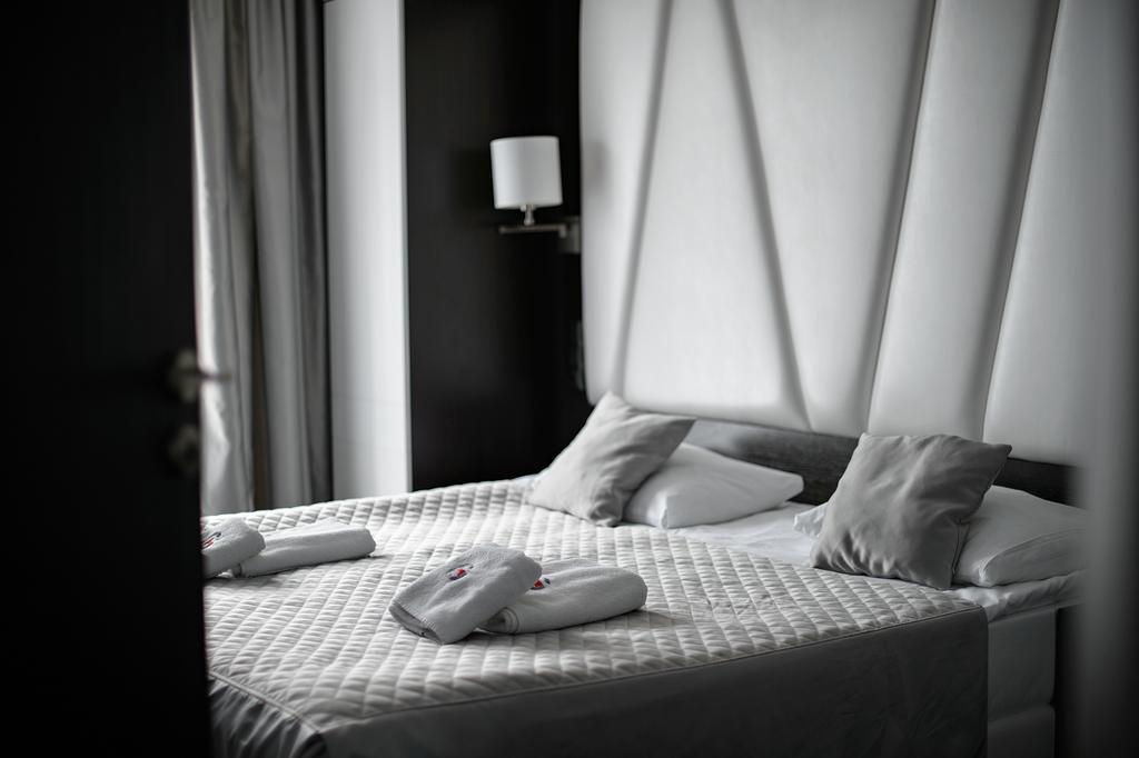 Hotel Grafit Kostomloty Pierwsze Екстер'єр фото