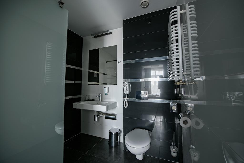Hotel Grafit Kostomloty Pierwsze Екстер'єр фото