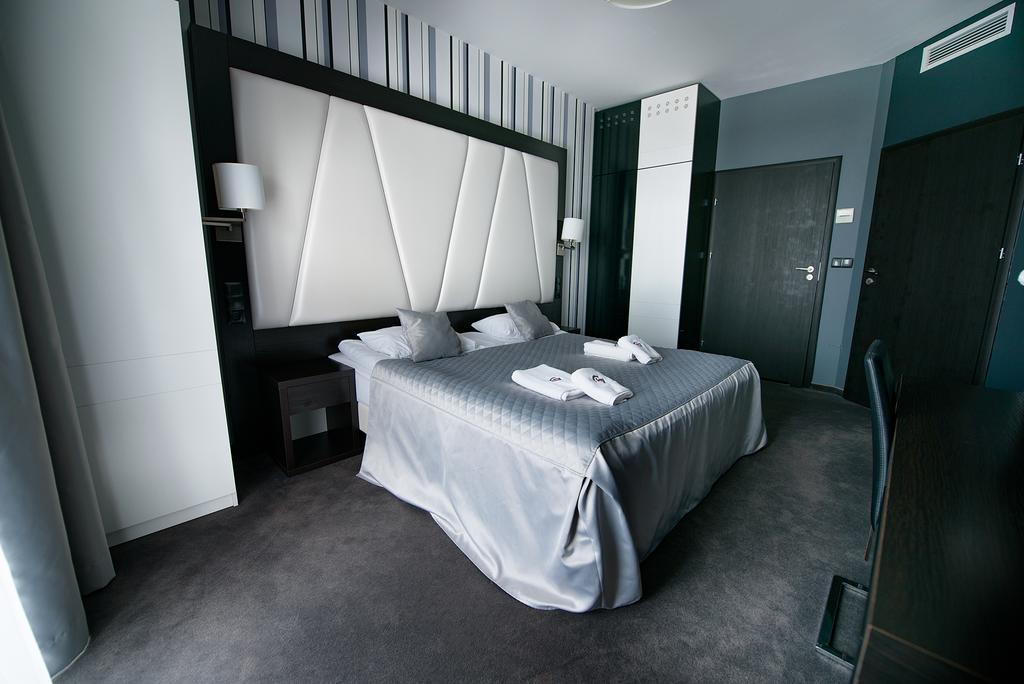 Hotel Grafit Kostomloty Pierwsze Екстер'єр фото