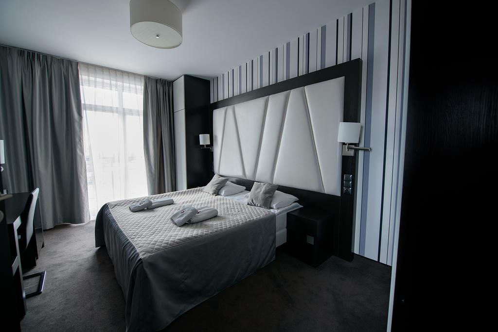 Hotel Grafit Kostomloty Pierwsze Екстер'єр фото