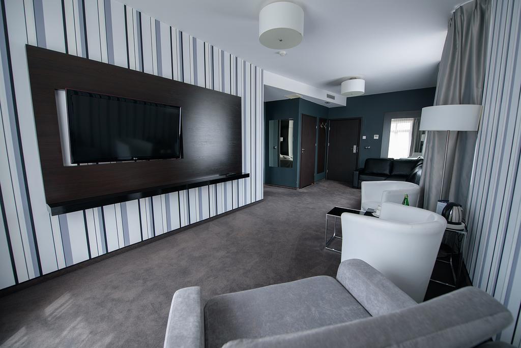 Hotel Grafit Kostomloty Pierwsze Екстер'єр фото