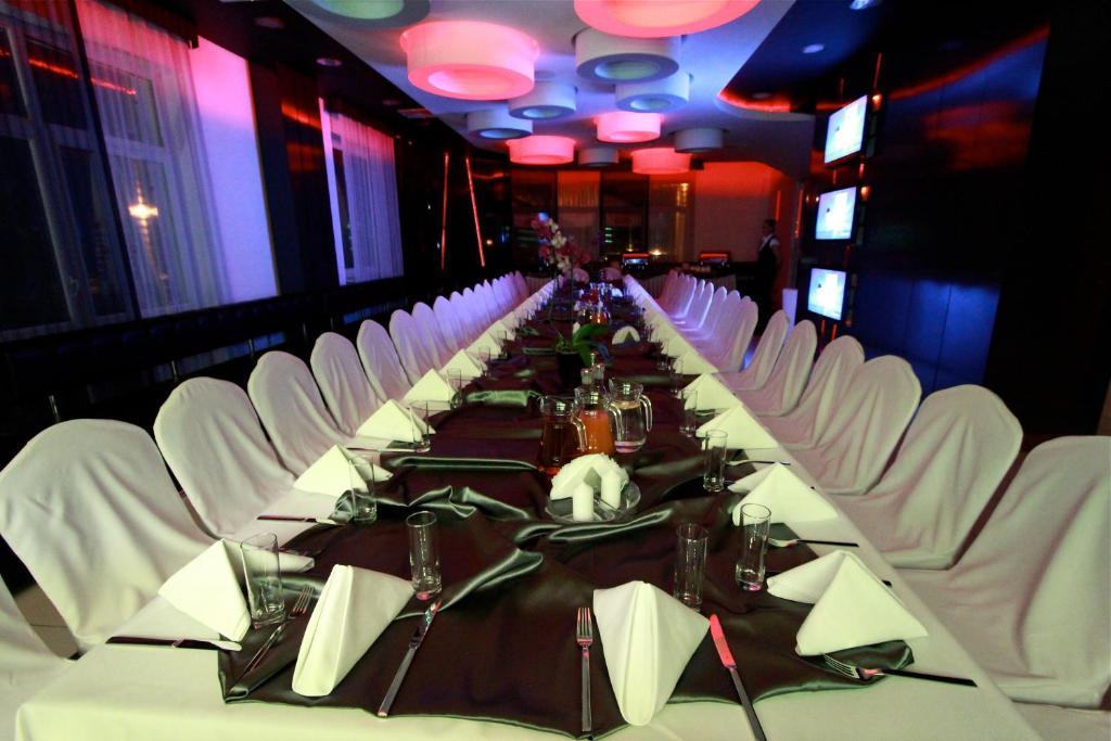 Hotel Grafit Kostomloty Pierwsze Екстер'єр фото