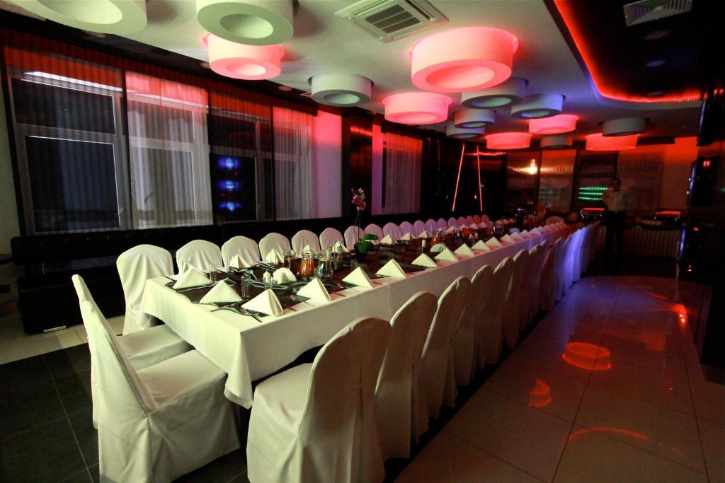 Hotel Grafit Kostomloty Pierwsze Екстер'єр фото